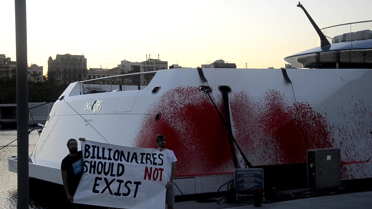 Activistas ecologistas pintan de rojo el yate de una multimillonaria en Barcelona